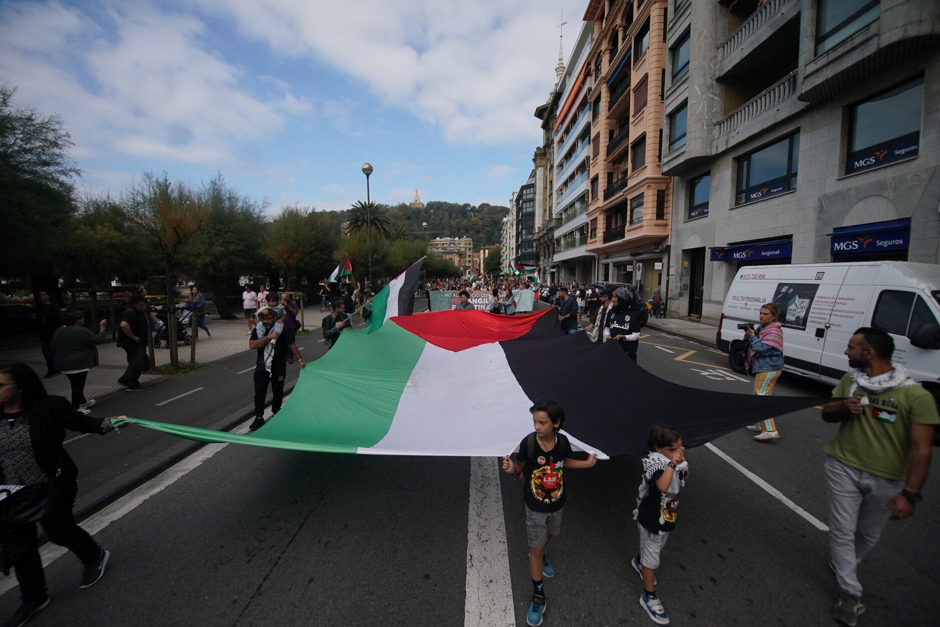 [Fotos] Donostia se vuelca con Palestina en la huelga general