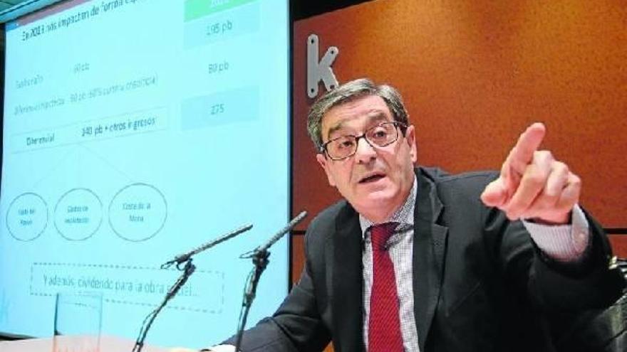 El presidente de Kutxabank, Mario Fernández, ayer, durante su intervención en la que dio los resultados del año 2012.