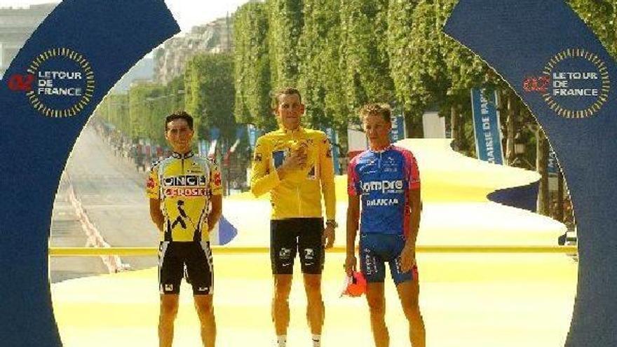 Podio del Tour de Francia correspondiente a la edición de 2002, cin Joseba Beloki en el segundo cajón del podio.