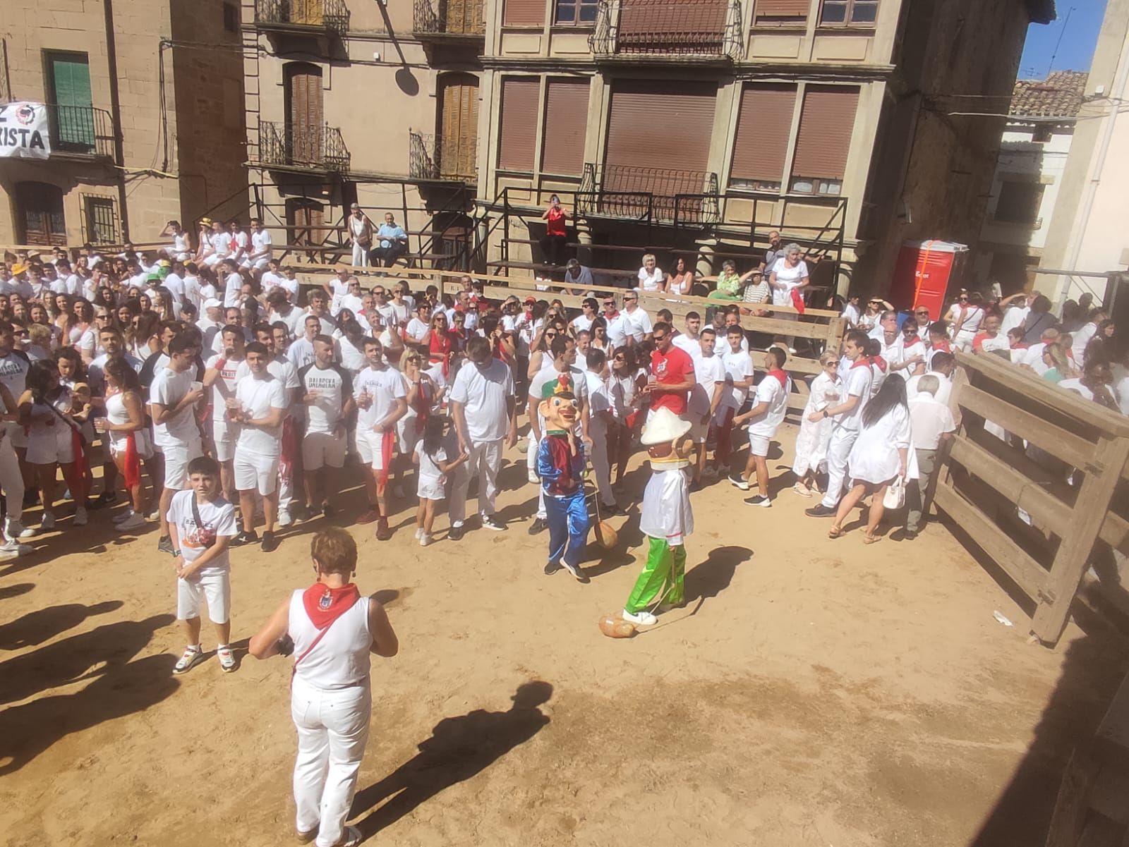 Fotos del cohete de fiestas de Arróniz 2025