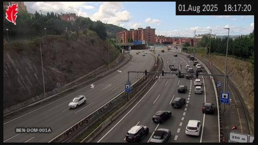 Tres carriles cortados en la A-8, a la altura de Bilbao dirección Cantabria, por un accidente de tráfico