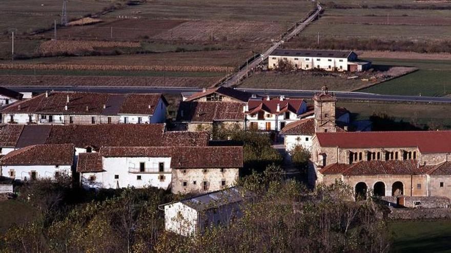 Heridos dos jóvenes de 20 años en una salida de vía con vuelco en la Autovía de la Barranca