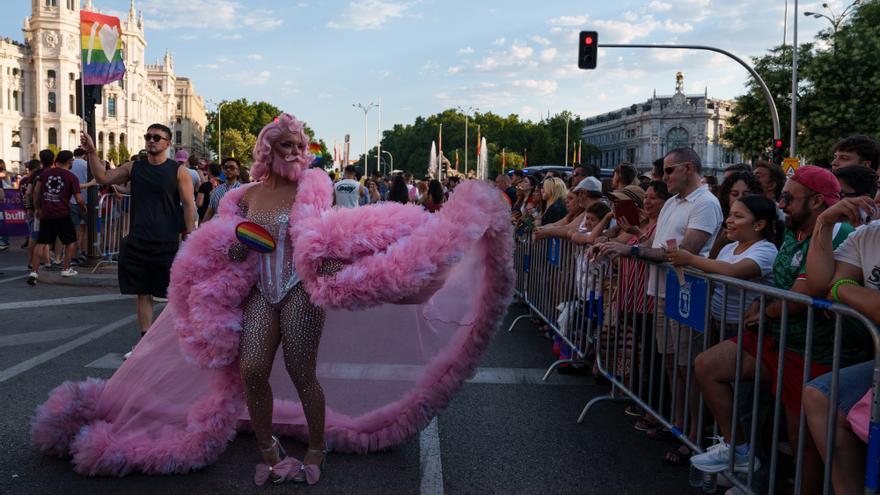 Un policía municipal de Madrid en moto atropella a tres jóvenes durante el Orgullo