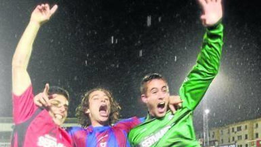 Los jugadores del Eibar lo festejaron en el césped.