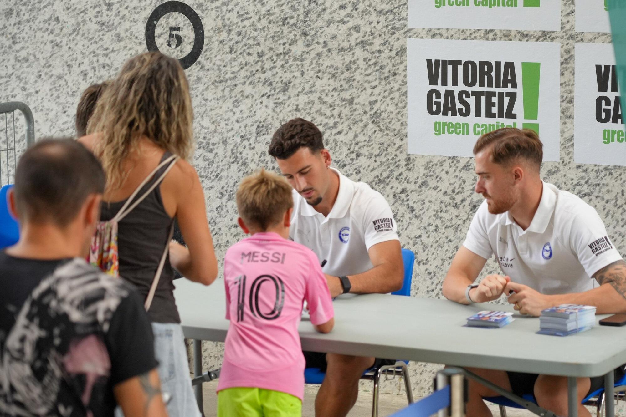 En imágenes: Toni Martínez y Víctor Parada firman autógrafos en las piscinas de Gamarra