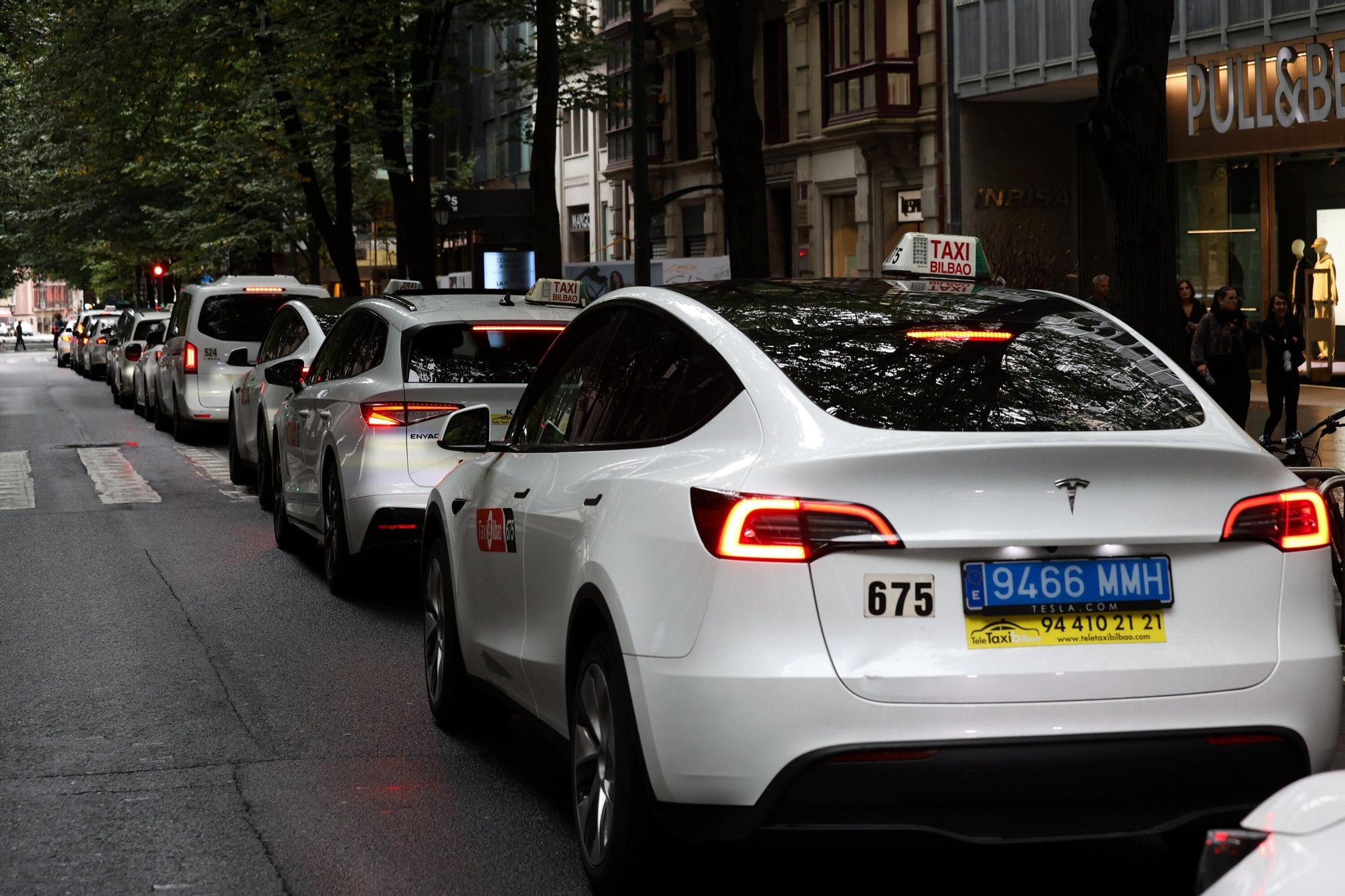 En imágenes: Taxistas reclaman en Bilbao inspecciones a Uber y Cabify