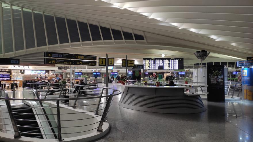 Los aeropuertos vascos prevén operar un total de 879 vuelos en este puente de mayo