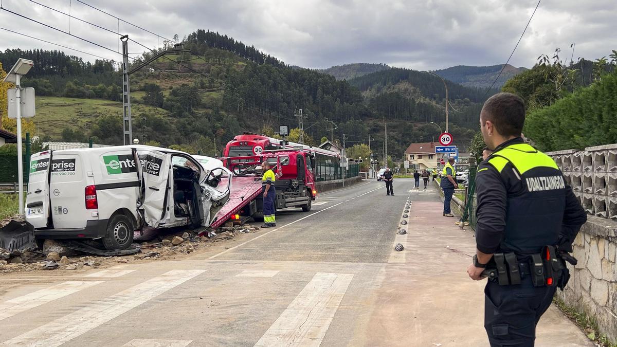 Agentes de la  Policía Municipal en el lugar en el paso a nivel en el que se registró el siniestro