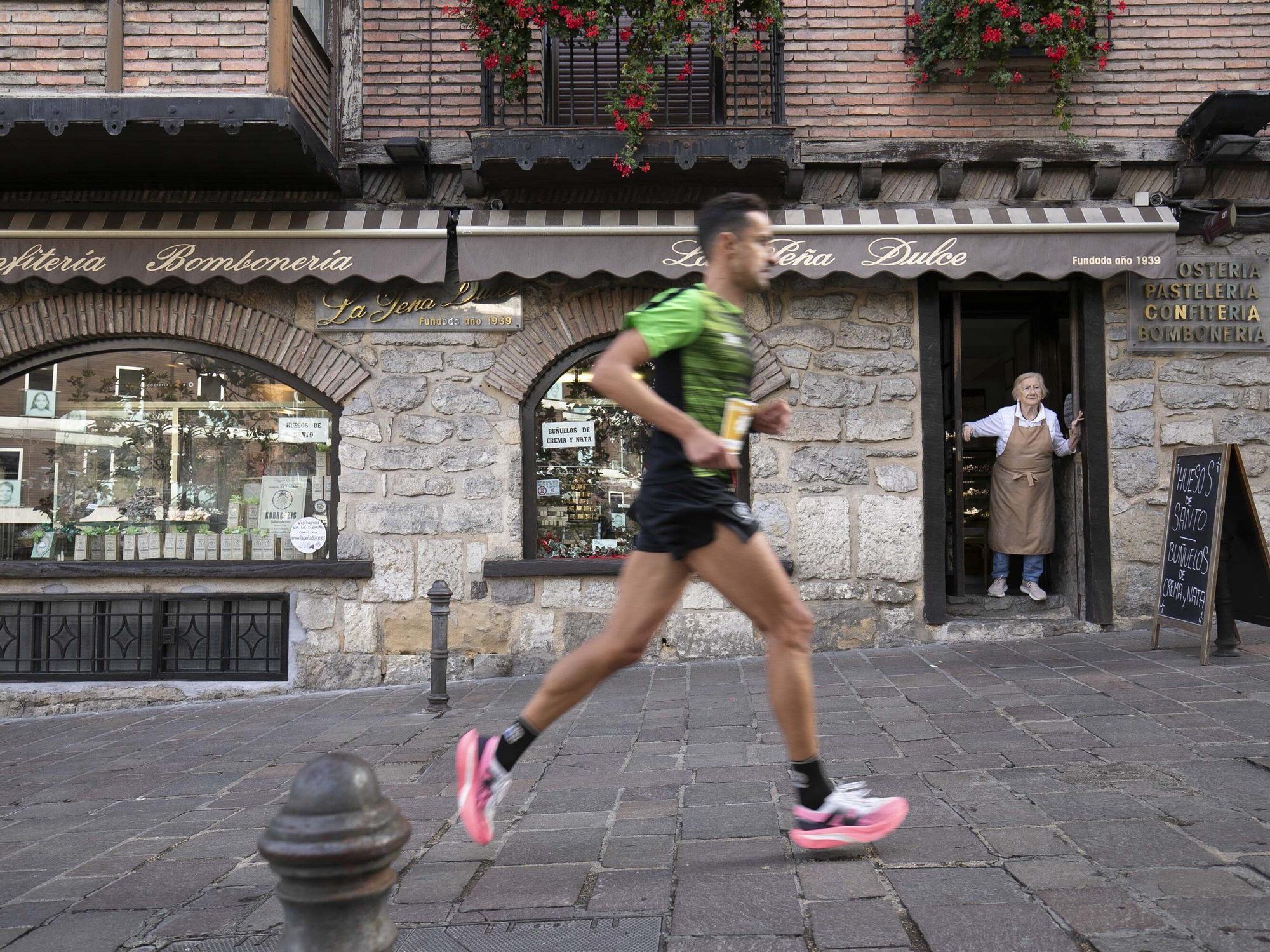 En imágenes: Miles de personas participan en La Conquista de la Almendra