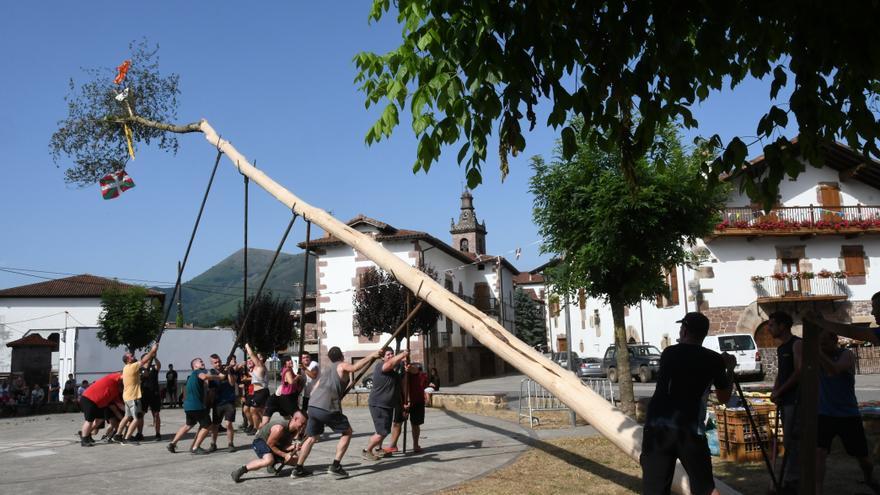 Cohete, chopo, bandera y ezpata dantza en Arizkun en el inicio de sus fiestas