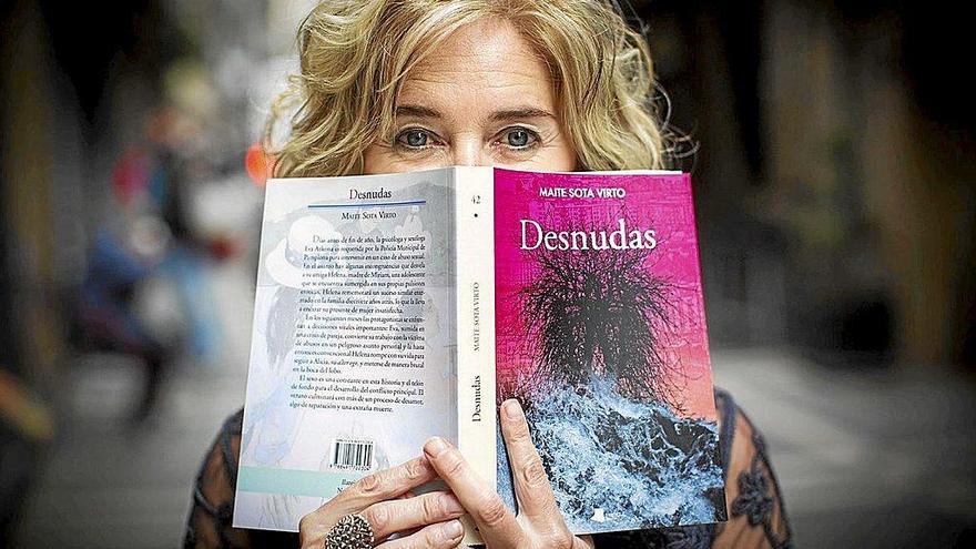 La escritora Maite Sota, con un ejemplar de su última novela, &#039;Desnudas&#039;. Foto: Iban Aguinaga