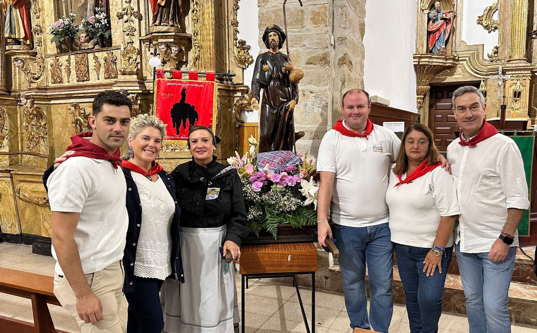 Los concejales del PNV en Laudio junto a la imagen de San Roque en la iglesia de San Pedro de Lamuza