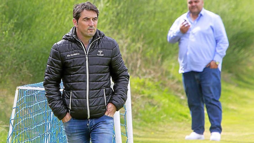 Braulio, con Cata Prieto de fondo, en un entrenamiento del Valladolid.