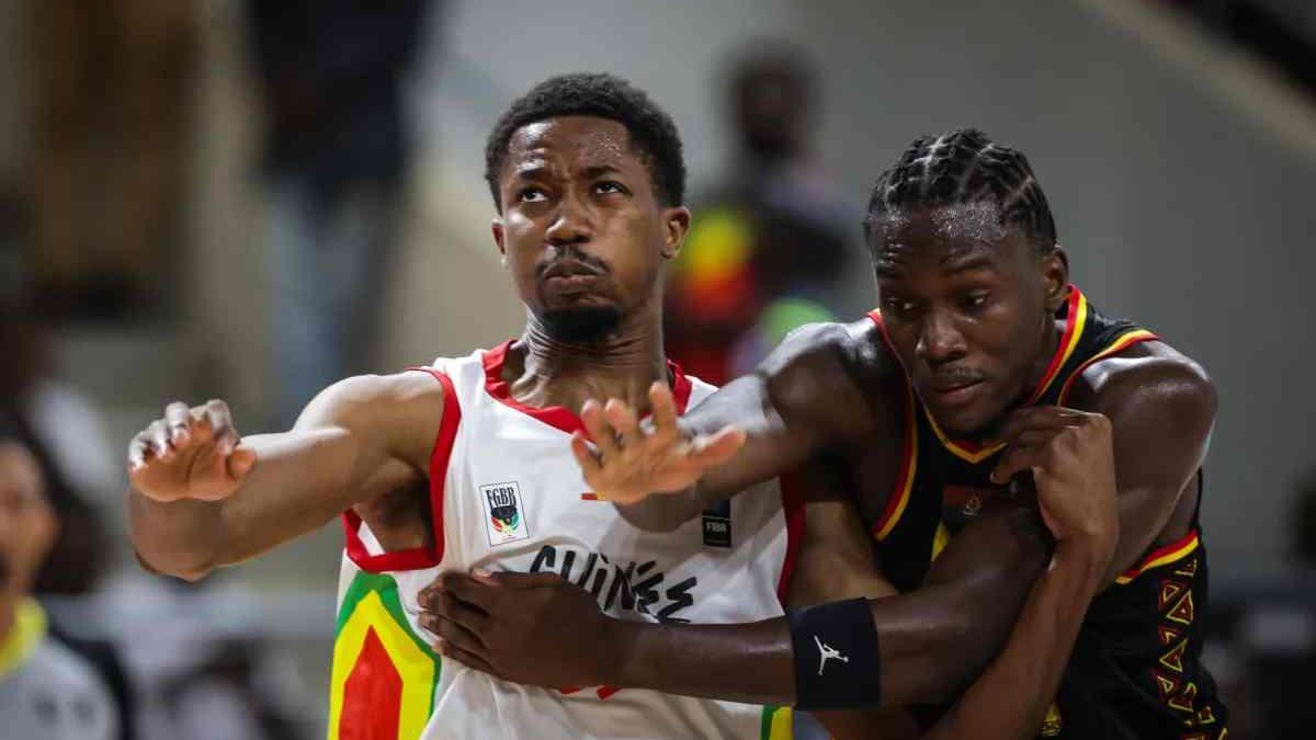 Diakite, a la izquierda, pelea por la posición en un partido del Afrobasket