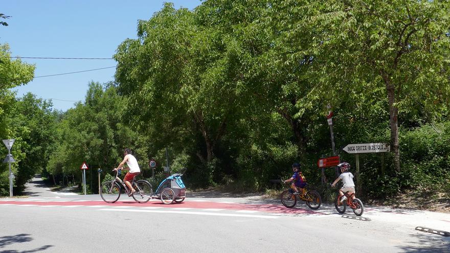 Altsasu estrena el carril bici que conecta el casco urbano con los centros educativos y Dantzaleku