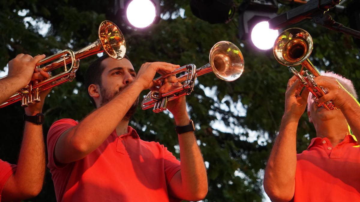El elenco de músicos comprende toda la riqueza instrumental del género.