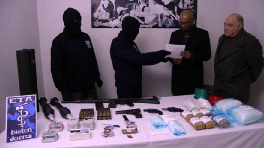 Los verificadores con los miembros de ETA.