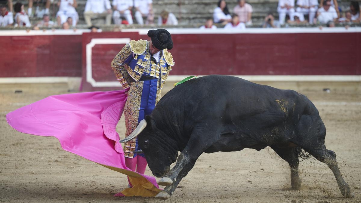 El valenciano Miguel Giménez remata un buen saludo por chicuelinas al quinto toro, el mejor, del que obtuvo un trofeo .