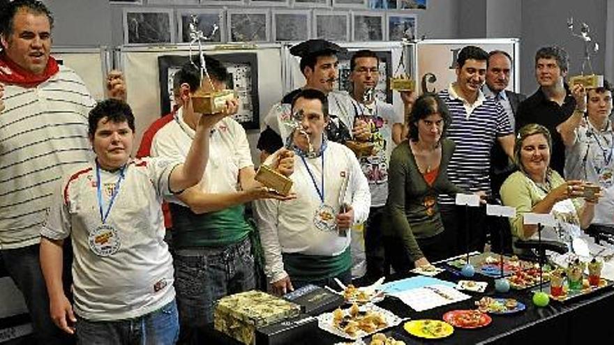 Los representantes de los grupos que participaron en el concurso de pintxos mostraban orgullosos el trofeo de la victoria.