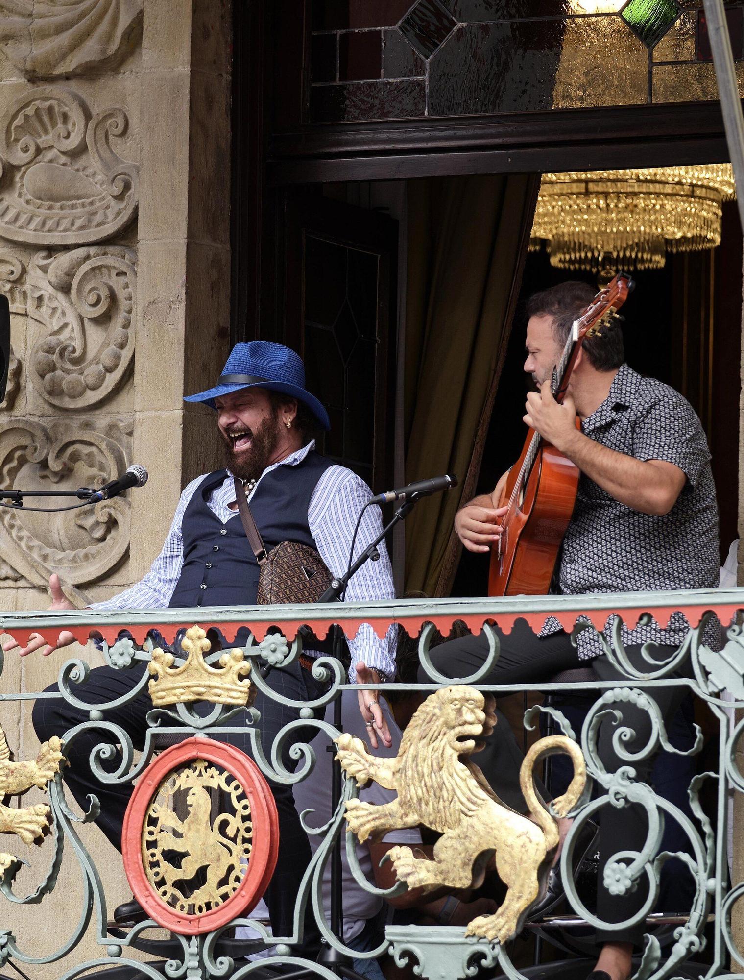 Actuación de Duquende y Julio Romero en la Plaza del Ayuntamiento