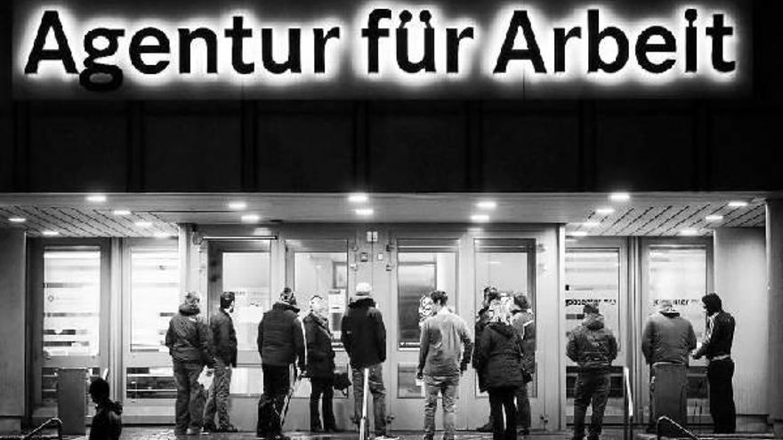 Un grupo de personas aguardan a las puertas de una oficina de empleo en Duisburgo (Alemania).