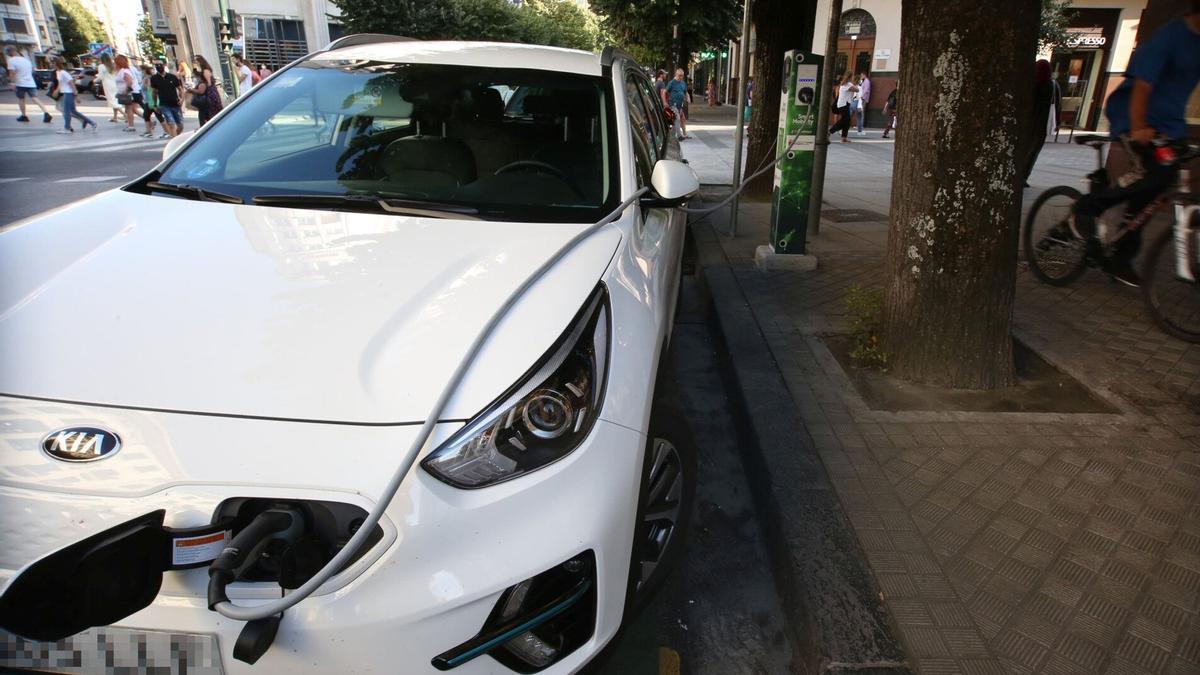 Los vehículos eléctricos y los híbridos enchufables experimentan las mayores subidas de matriculaciones.