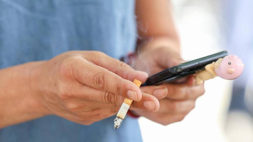 ¿Puede tu empresa prohibirte salir a fumar? El abogado laboralista Juanma Lorente tiene la respuesta