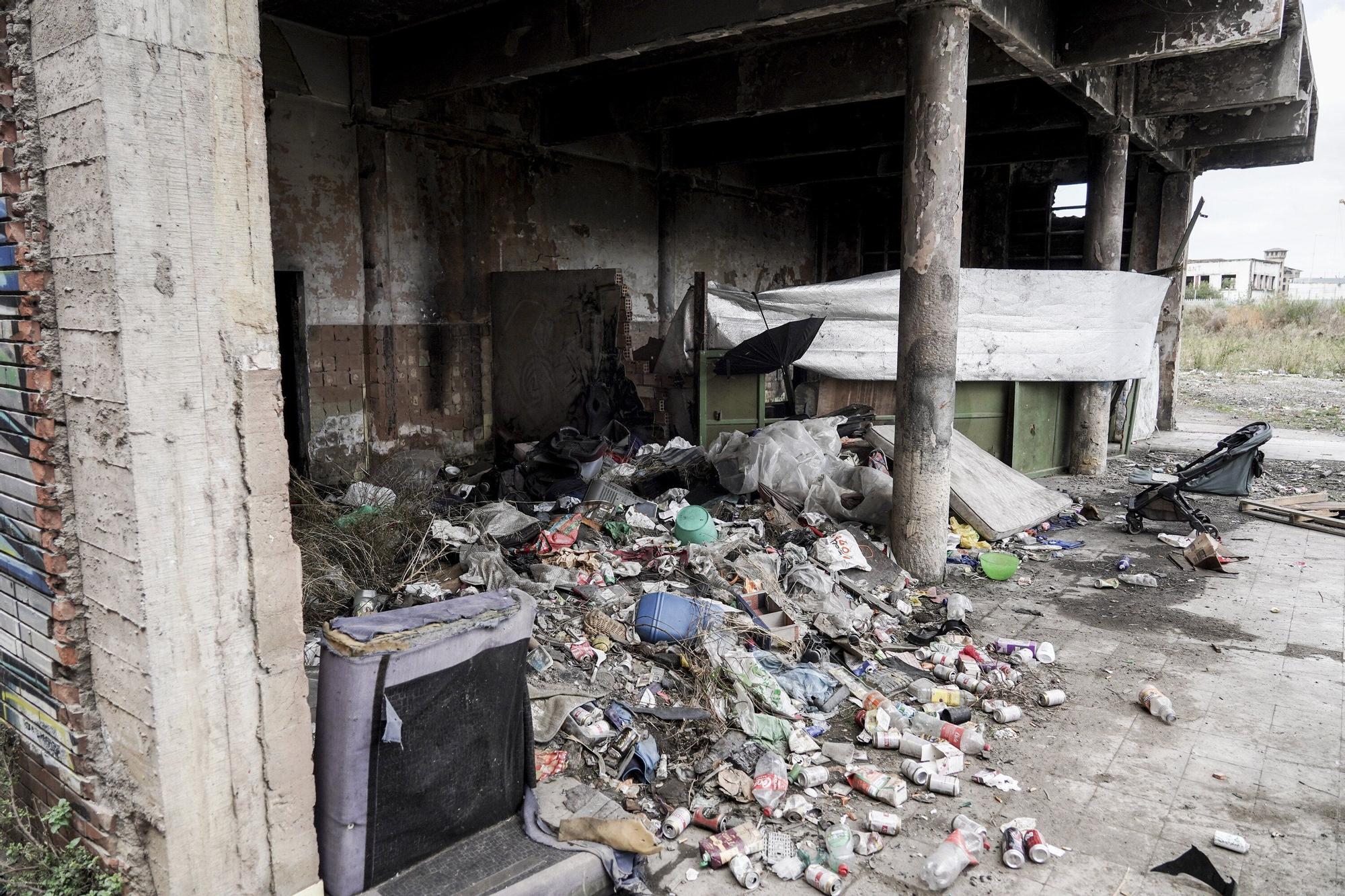 En imágenes: así viven 150 personas en dos pabellones en ruinas en Zorrotzaurra