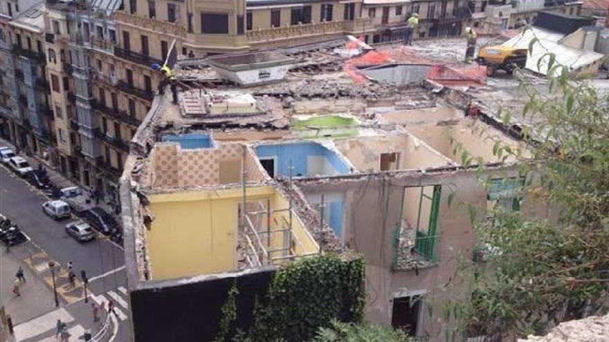 Vista de la zona alta del edificio de la calle Easo 22, ya sin cubierta.