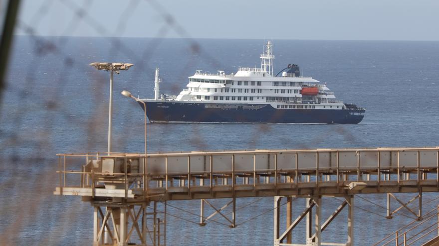 Los catorce españoles del crucero deberán hacer cuarentena después de fondear en Tenerife