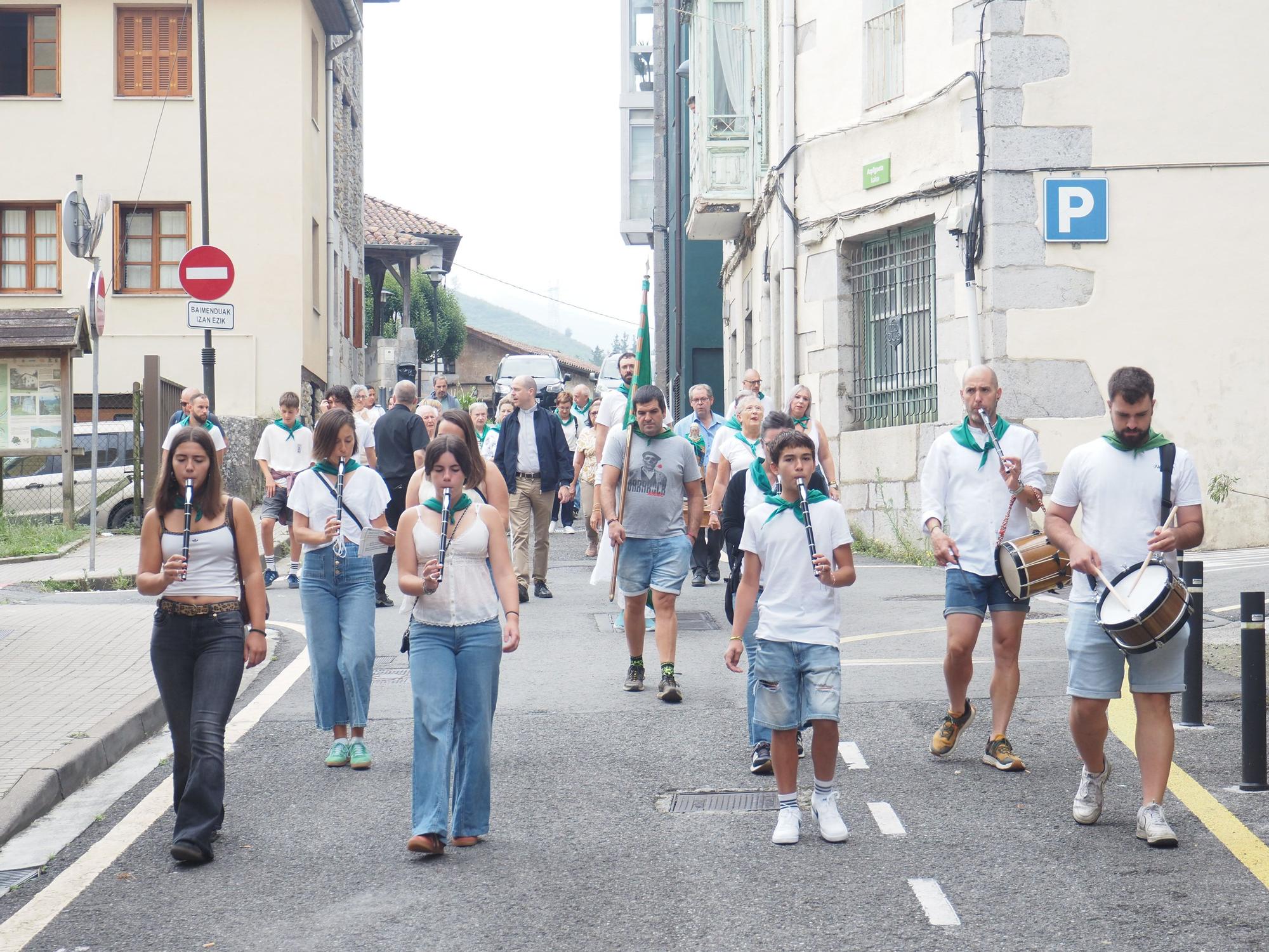 Fiesta en verde y blanco en la ermita de Santa Ana de Mendaro