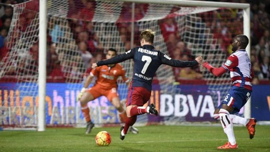 Los goles de Godin y Griezmann mantienen segundo a un Atlético muy serio (0-2)