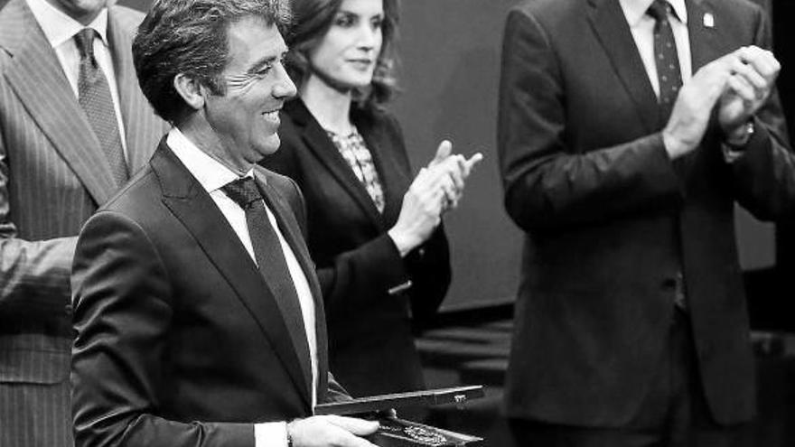 El estellés Pablo Hermoso de Mendoza, ayer en el Teatro Victoria Eugenia con su medalla.