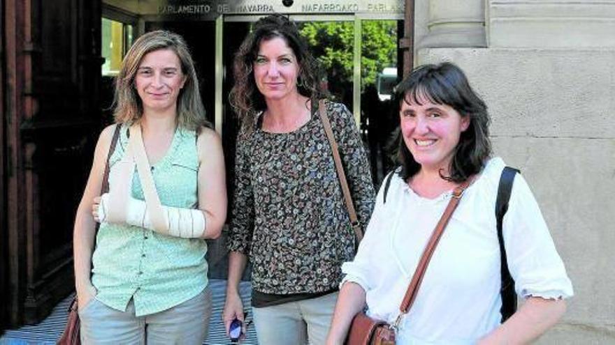 Las ediles Karmele Nadales y Sagrario Ortigosa flanquean a Jaione Eseverri, de la apyma.