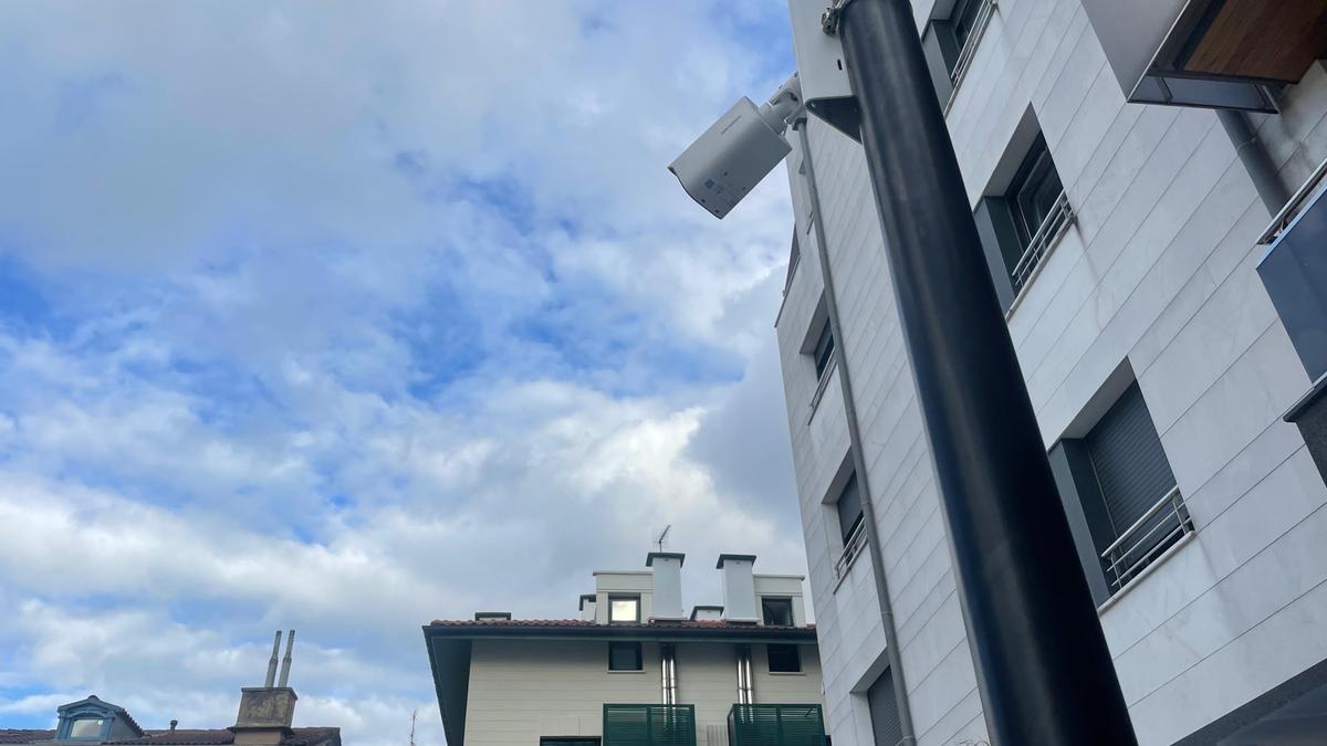 Una de las cámaras de vigilancia instalada en la plaza que se encuentra entre las calles Aldapeta y Pikoketa de Irun.