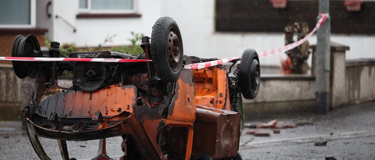 En imágenes: Segunda noche de violencia en Irlanda del Norte: disturbios y ataques a migrantes tras un apuñalamiento en Belfast