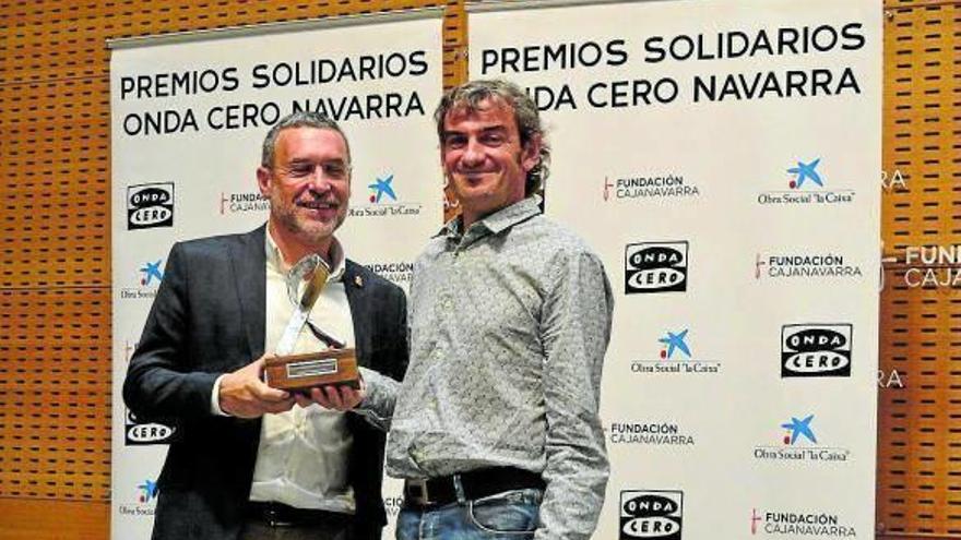 El consejero Laparra entrega el premio al responsable del Servicio Social de Base, Francisco Yoldi.