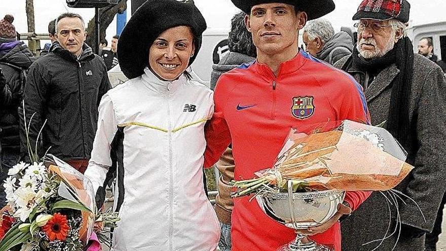 Paula González y Marc Alcalá, con sus galardones y las txapelas de vencedores.
