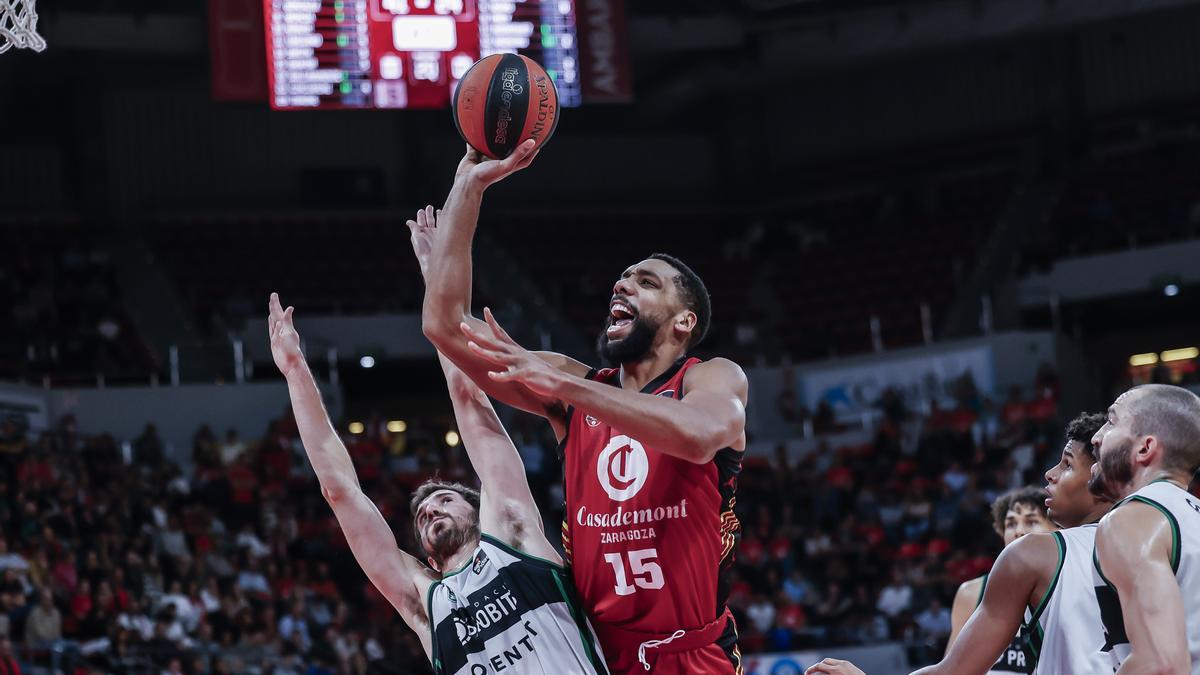 Jahlil Okafor intenta anotar en el encuentro contra el Joventut.