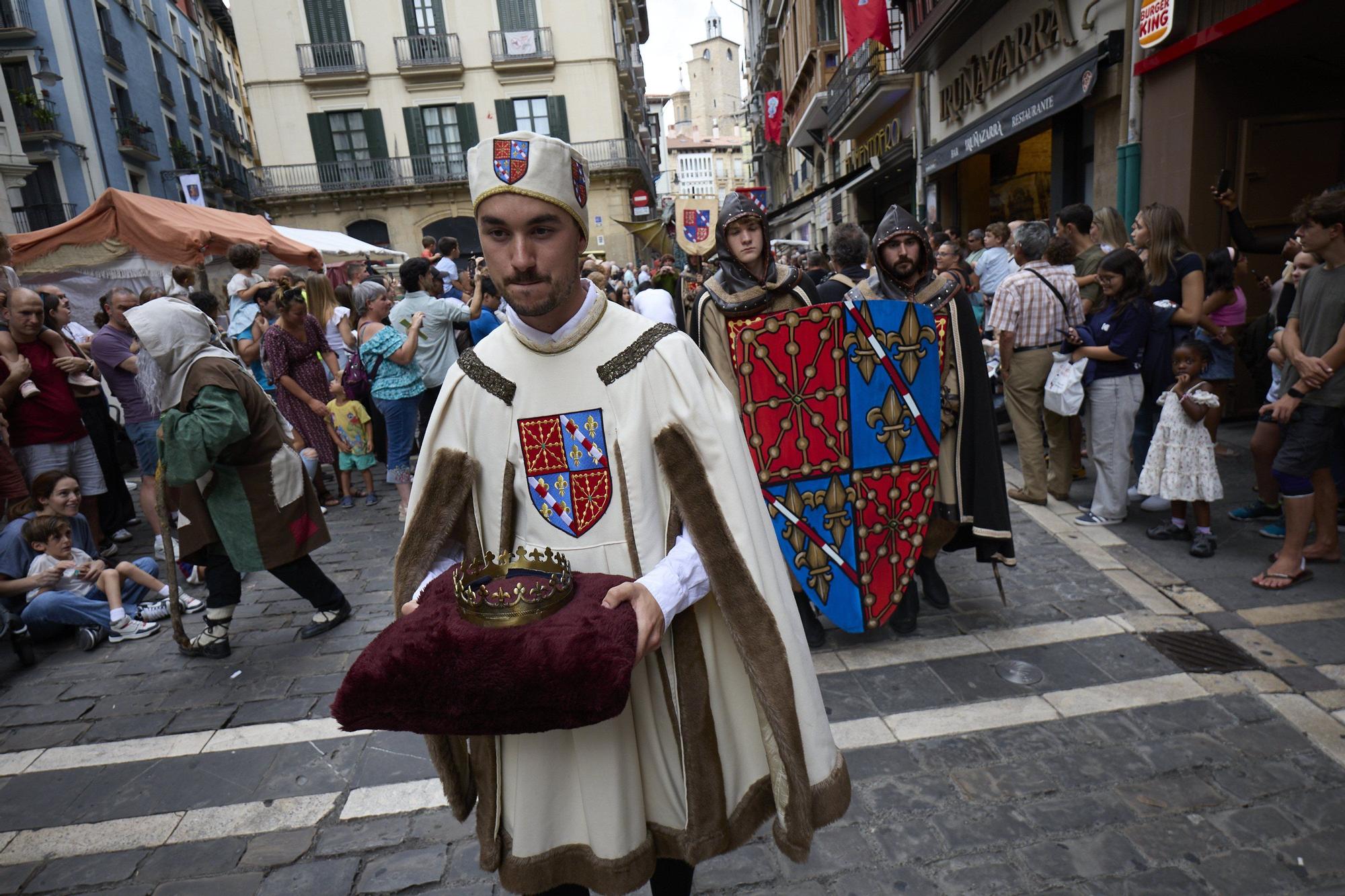 Fotos de la ceremonia de coronación de Carlos III, rey que unificó los tres burgos de Pamplona