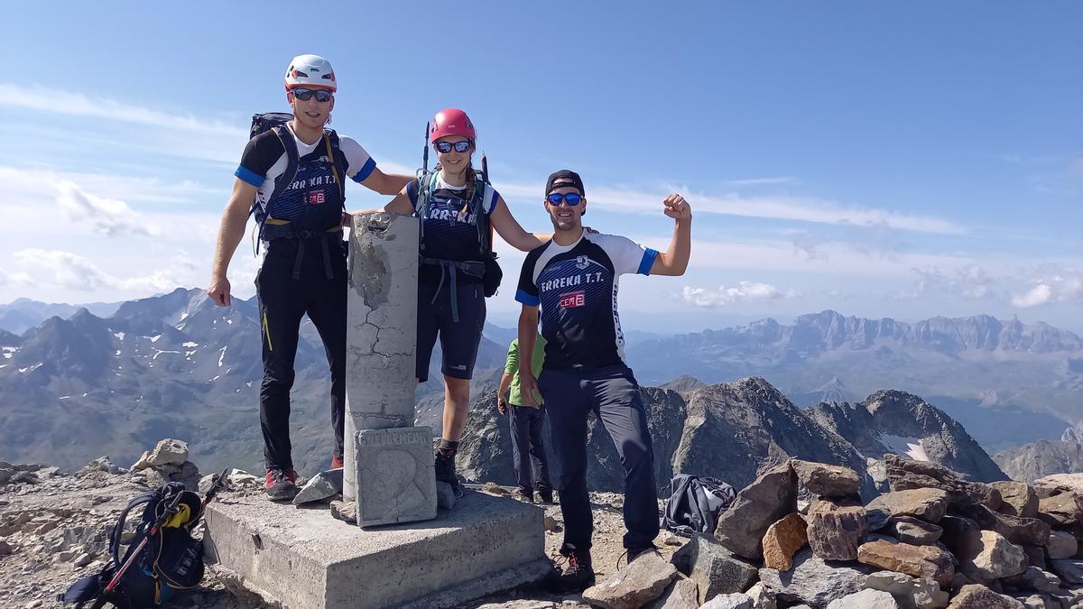 Ibai Marizkurrena a la izquierda, junto a su hermana Ainara y su amigo Aitor Vertiz en el pico de Balaitus. Ibai Marizkurrena a la izquierda, junto a su hermana Ainara y su amigo Aitor Vertiz en el pico de Balaitus.