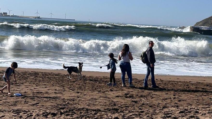En imágenes: el buen tiempo atrae a los primeros bañistas a las playas de Bizkaia