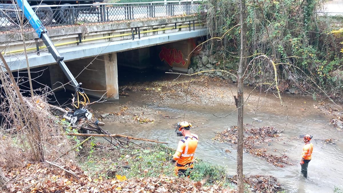Operarios retirando maderas y residuos del río.