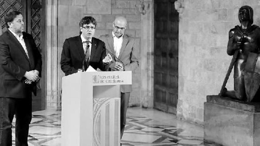 Puigdemont, entre Junqueras y Romeva.