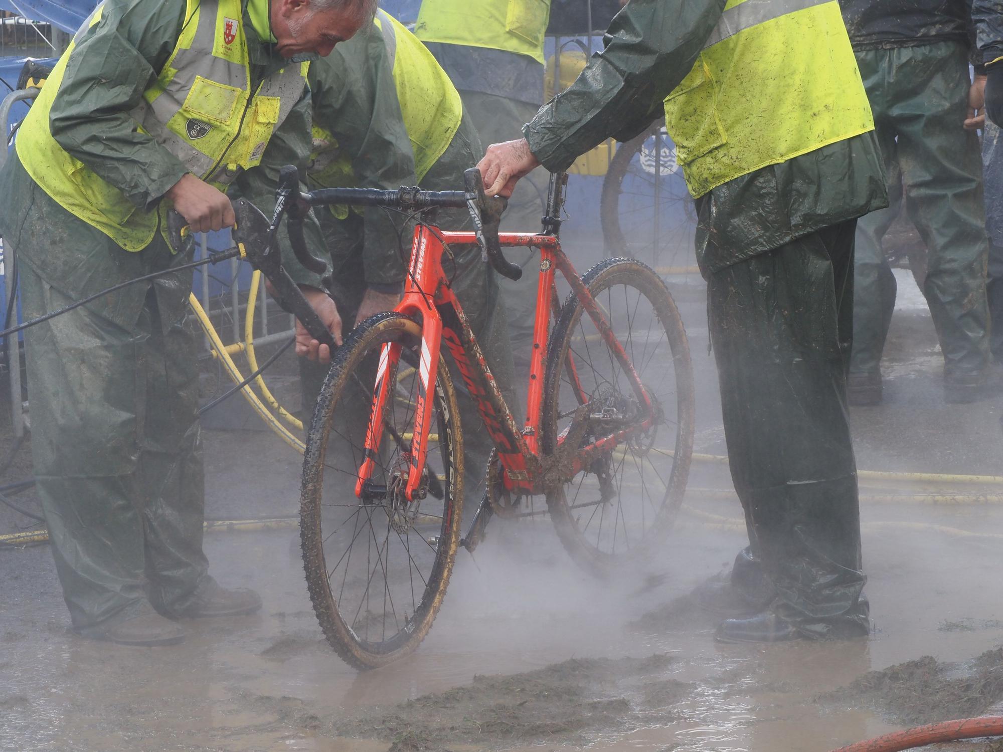 El barro se sumó al espectáculo de ciclocross en Elgoibar