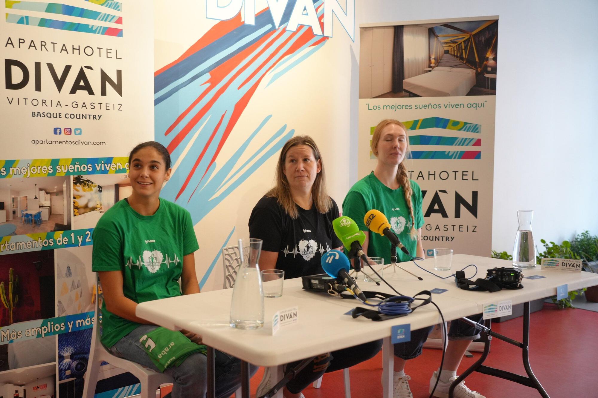 Presentación de Mireya Sanz y Quinn Dornstauder como jugadoras de Kutxabank Araski en los Apartamentos Divan