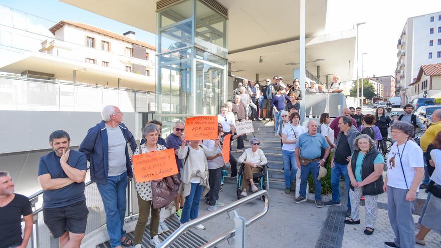 El vecindario de Herrera protesta porque el ascensor de la estación de Renfe siga sin funcionar