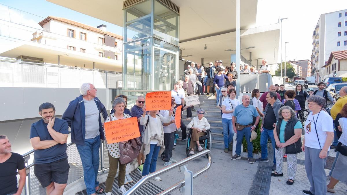 Vecinas y vecinos de Herrera en la protesta por el ascensor parado