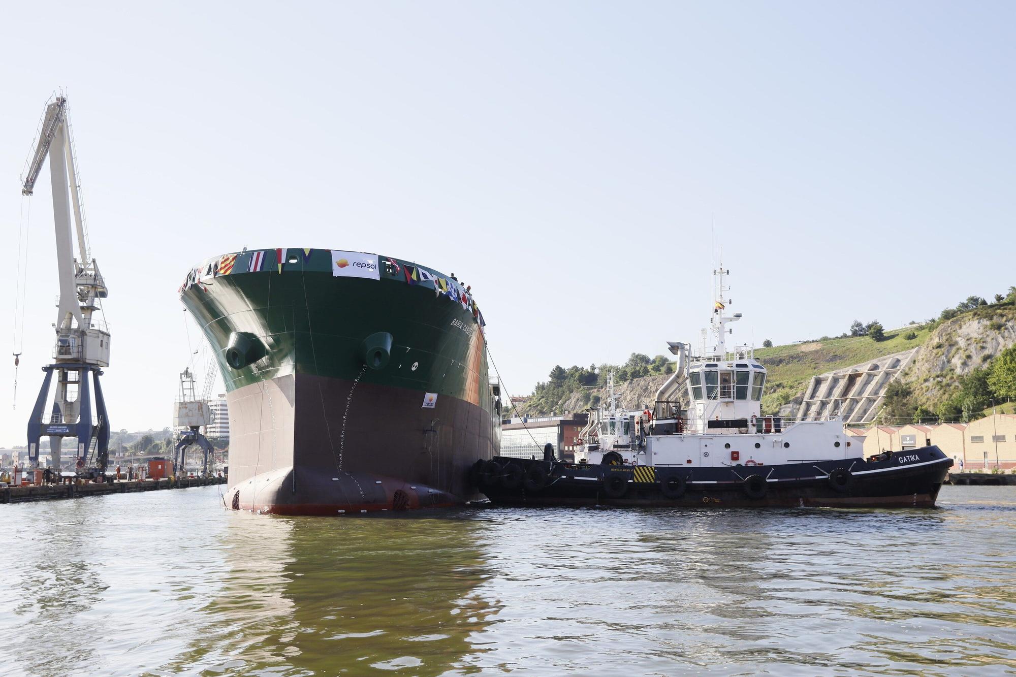 En imágenes: Murueta bota en Erandio un barco de transporte de combustible