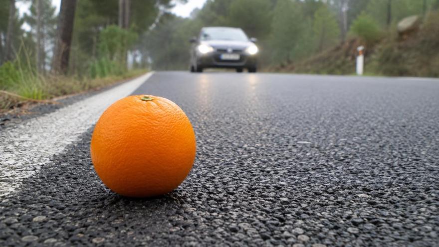 La inquietante razón por la que no deberías pisar una naranja mientras conduces